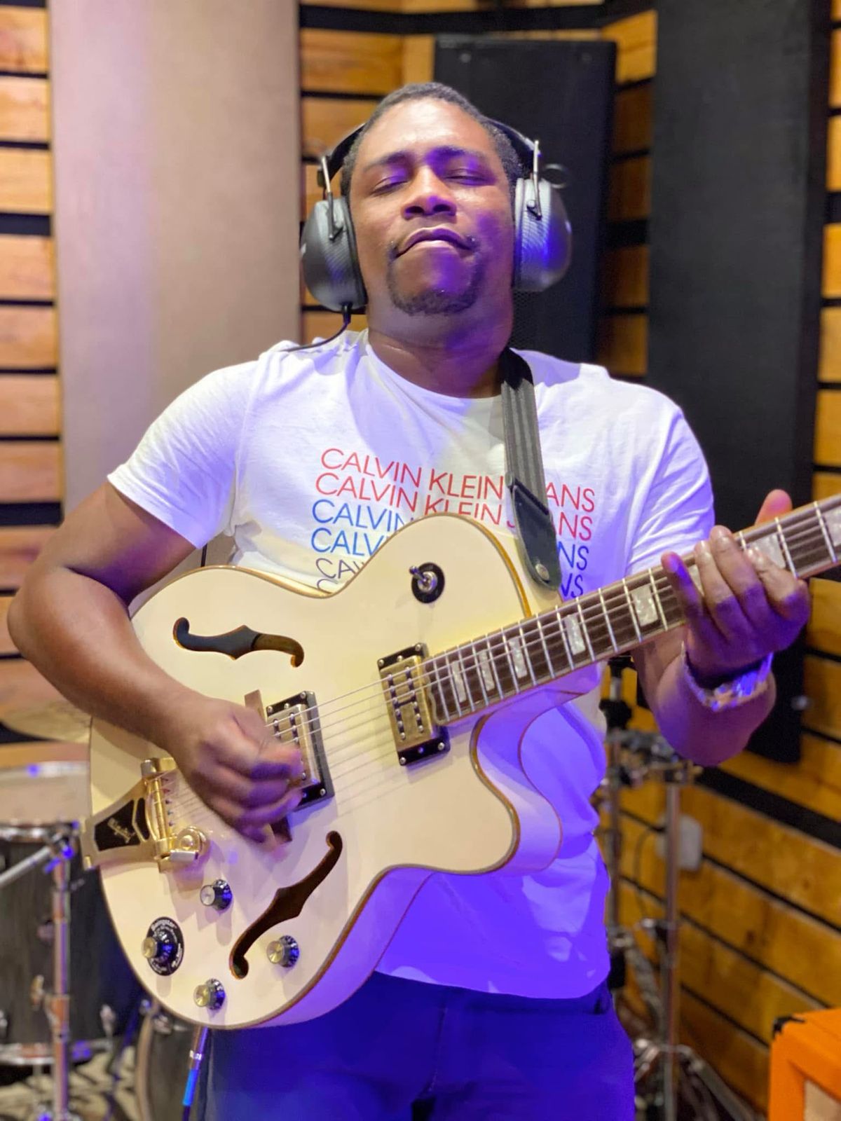 Joel músico en el escenario para bodas